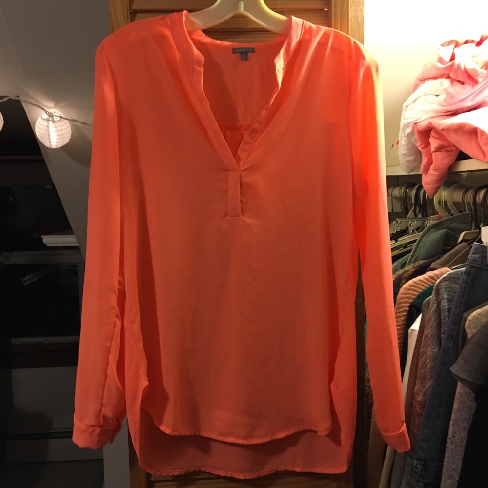 Charlotte Russe pale orange shirt m, size M